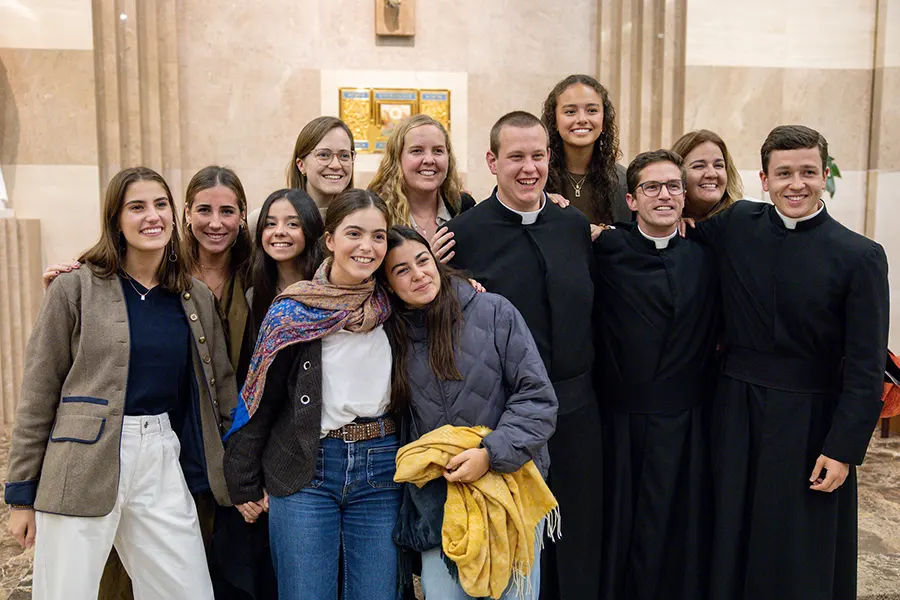 Diferentes vocaciones del Regnum Christi acompañaron al H. Giovanni, legionarios, consagradas y laicos