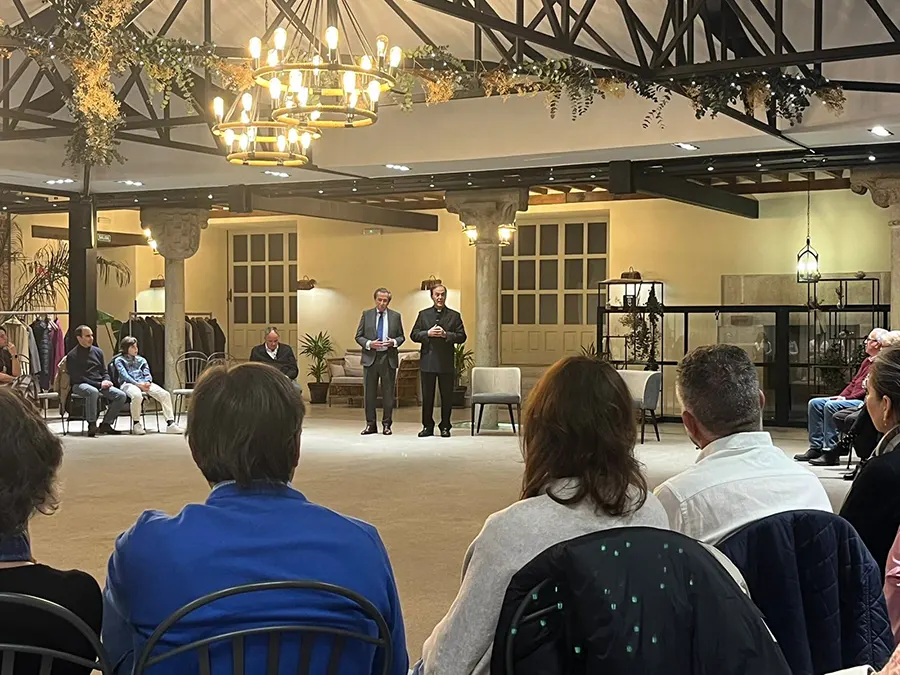 El Dr. Enrique Rojas y el P. Arturo Díaz, LC, en el círculo de estudios en Ávila