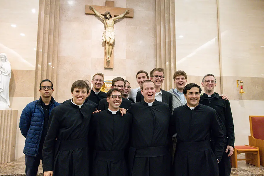 El H. Giovanni con otros novicios y jóvenes en periodo de discernimiento