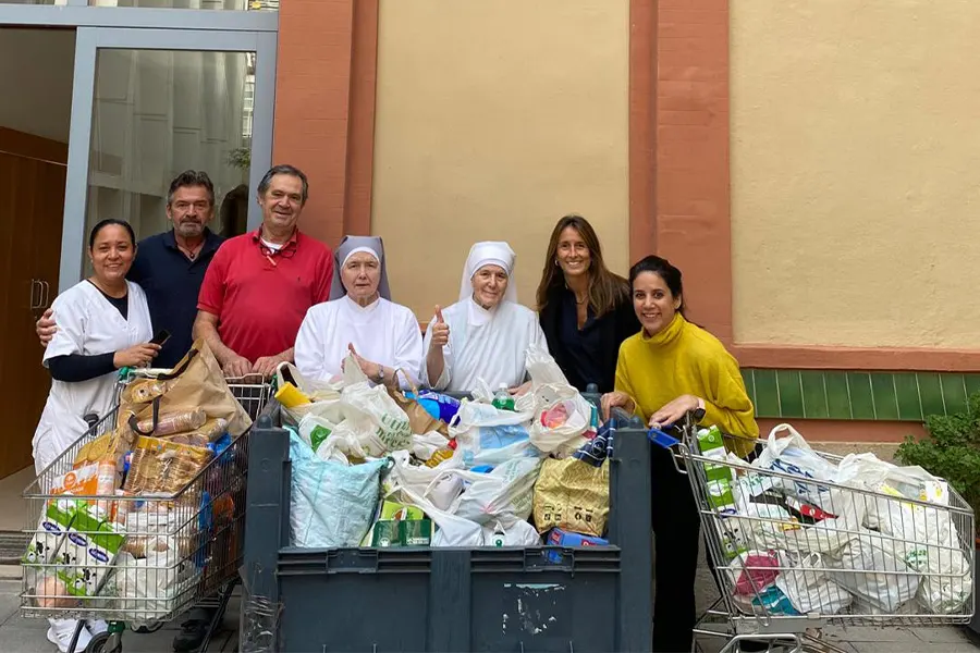 Familias de colegio Real Monasterio de Santa Isabel entregando las donaciones hechas por la comunidad escolar con motivo de la fiesta de Santa Isabel de Hungría