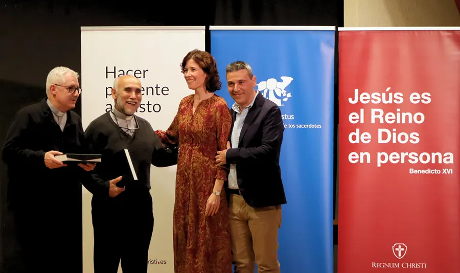 Los galardonados Francisco Requena y José Antonio Crespo, acompañados del Administrador Apostólico de la Diócesis de Astorga