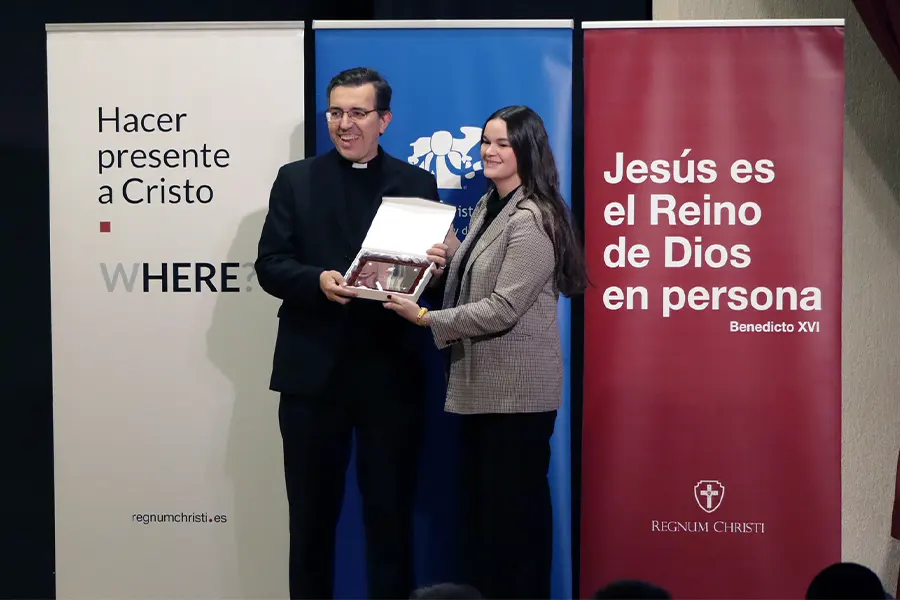 Mossèn Emili Marlés, recibe de Ana Paula Pita, el galardón de Nueva Evangelización