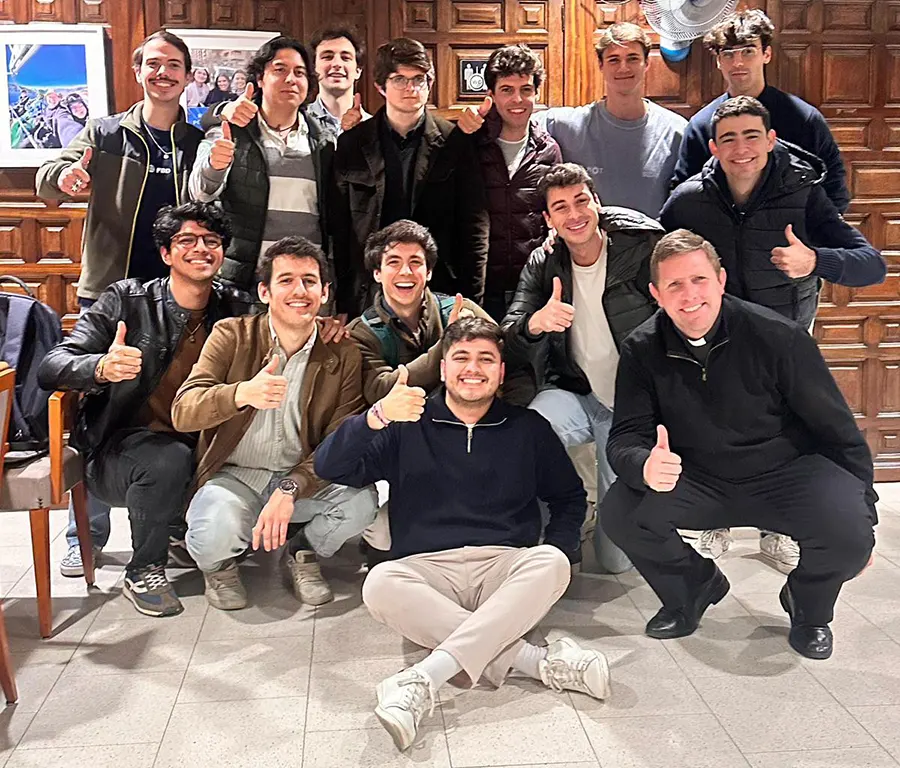 Con otros miembros de la sección de jóvenes de Valencia y el P. Sebastián Rodríguez, LC