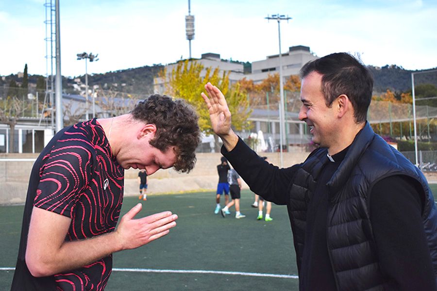 Jandro recibe la bendición del P. Jaime Plasencia, LC, director de la sección de jóvenes de Barcelona del Regnum Christi
