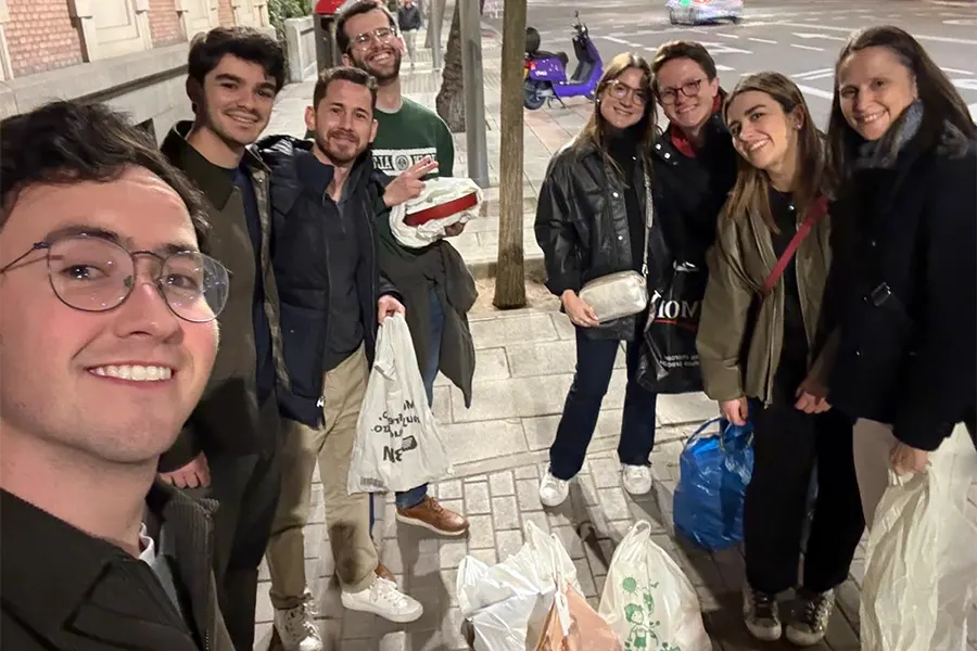 Javi, a la izquierda de la imagen, con otros chicos y chicas en una de las salidas de Cristo de la calle en Madrid