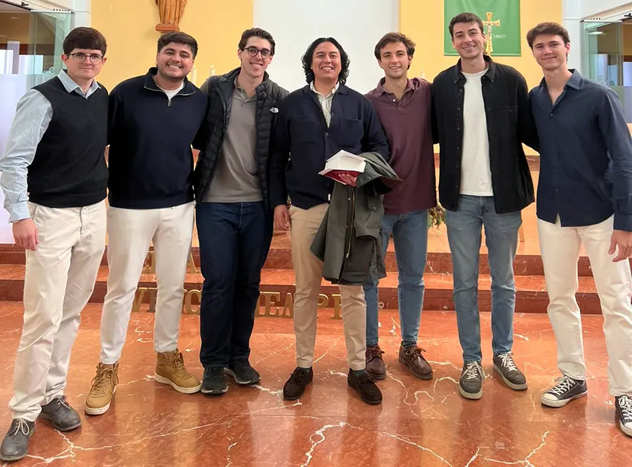 José, con miembros de su equipo de la sección de jóvenes del Regnum Christi