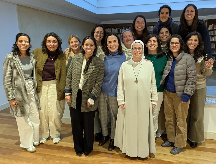 Las consagradas participantes con la religiosa H. Carolina, una de las ponentes