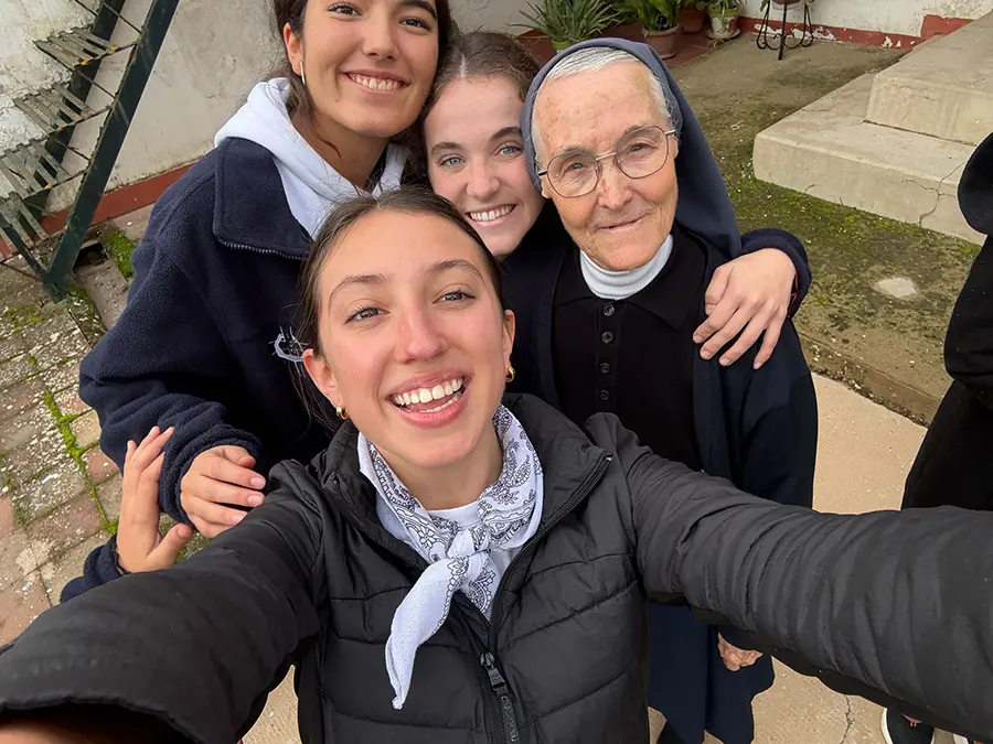 Un grupo de misioneras del ECYD con una de las Hermanas de la Cruz